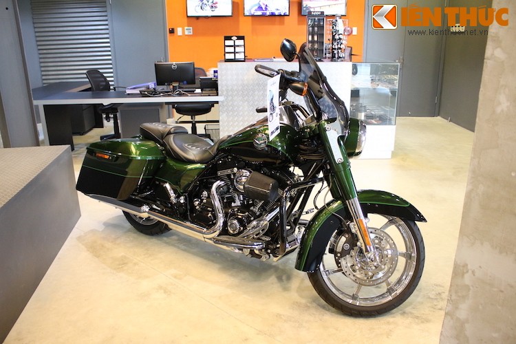  Harley Road King CVO là một biến thể của dòng FL khung lớn, vốn đã có lịch sử bắt đầu từ năm 1941.